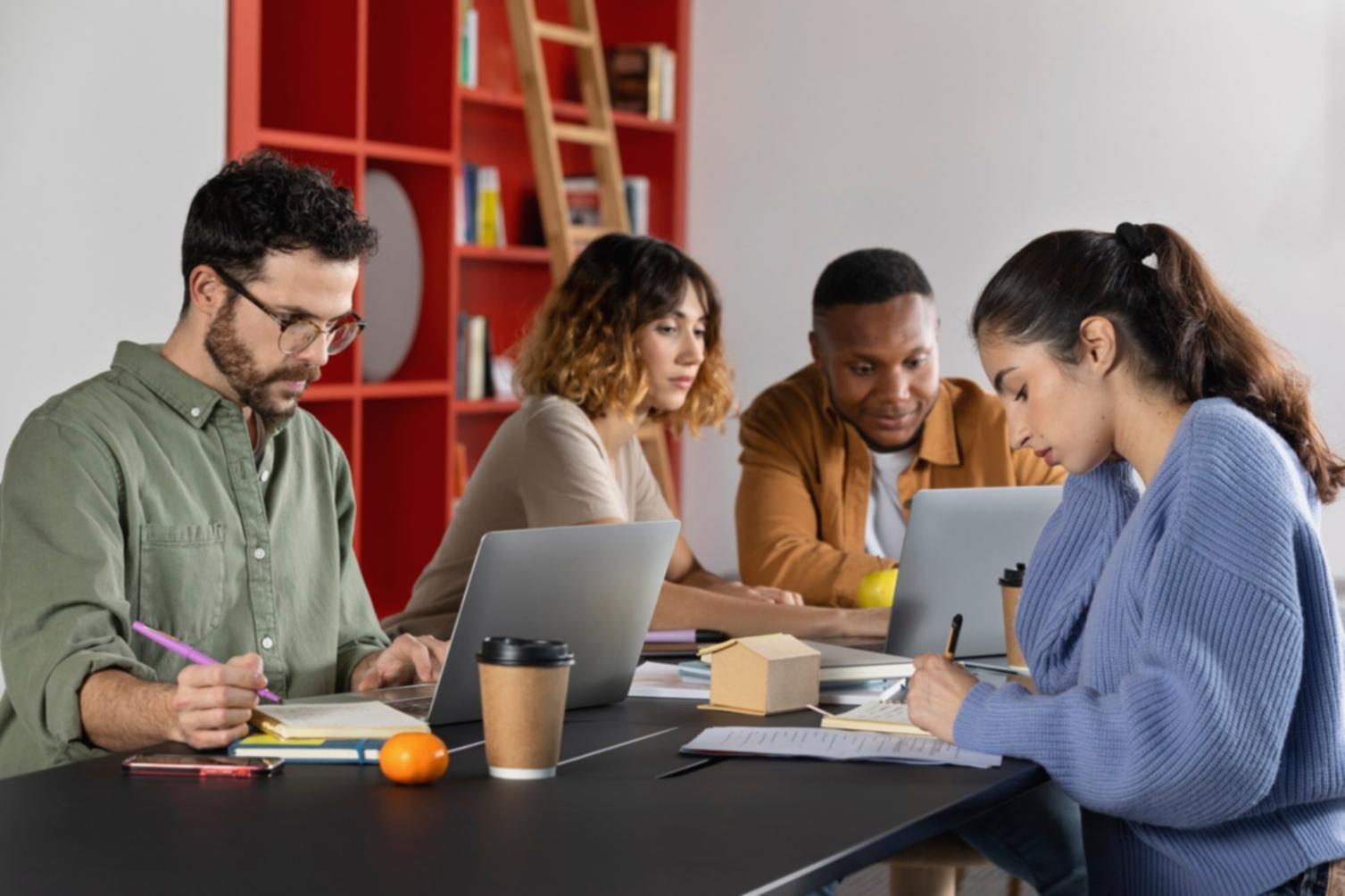 Gruppenarbeit während eines Money-Mindset Workshops