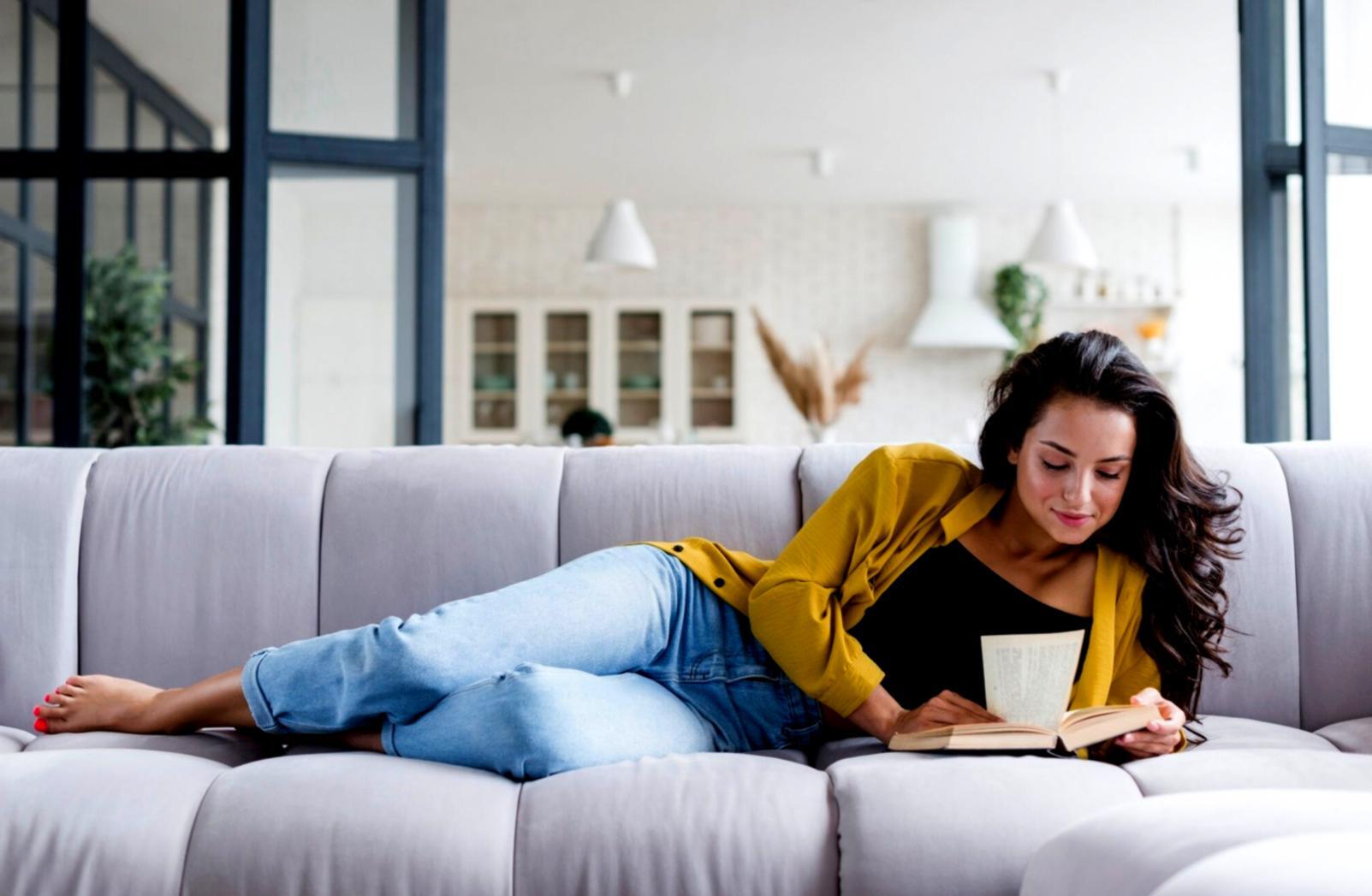 Teilnehmer in entspannter Arbeitsatmosphäre während einer Geld-Mindset Session